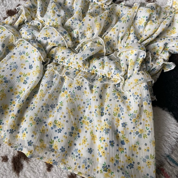 Floral Ruffle Blouse - Picture 2 of 4